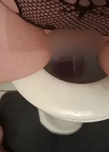 Geil auf Klo gepisst nach dem bumsen..............