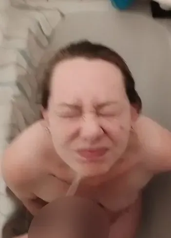 Ich Blase und er pisst mir ins Gesicht jnd in die haare