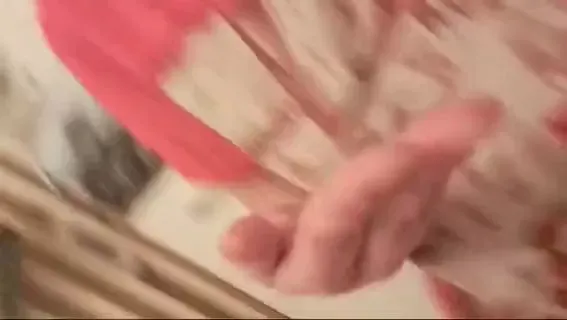 Ich sitzt auf Toilette und pinkel mir auf die Hand und lege sie ab