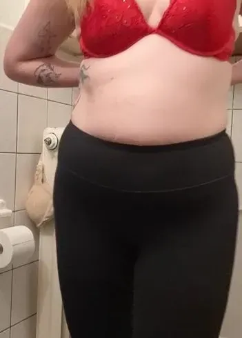 Ich ziehe mich aus im Bad und mache es mir und pisse dann schön...