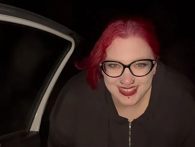 Am Autobahn Parkplatz in den Schnee gepisst