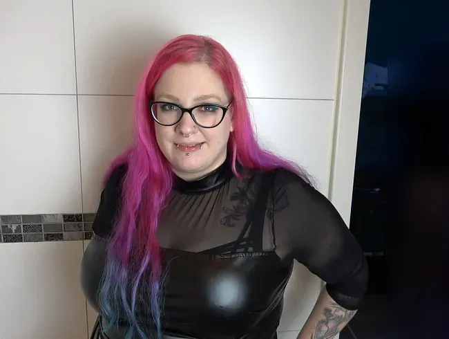 Curvy-Lucy und User schlucken meine Pisse