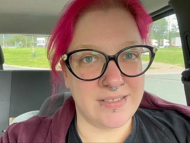 Pissen am Autobahnparkplatz