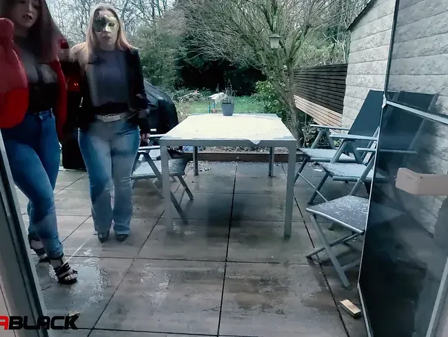 In die neue Jeans gepisst weil er uns nicht reingelassen hat!