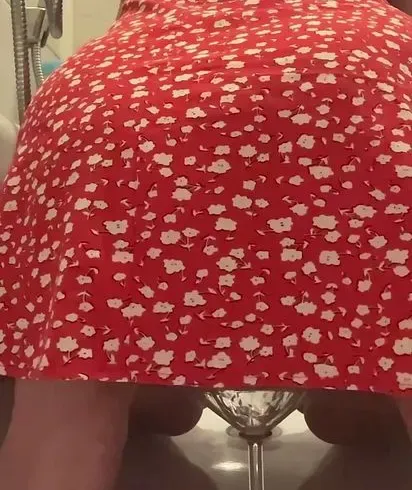 Mein 1. Mal! Ich hocke im roten Kleid über dem Weinglas und pisse es voll!
