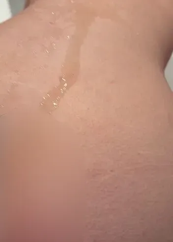 Ich pisse in meine kleine Stiefschwester und dusche sie danach