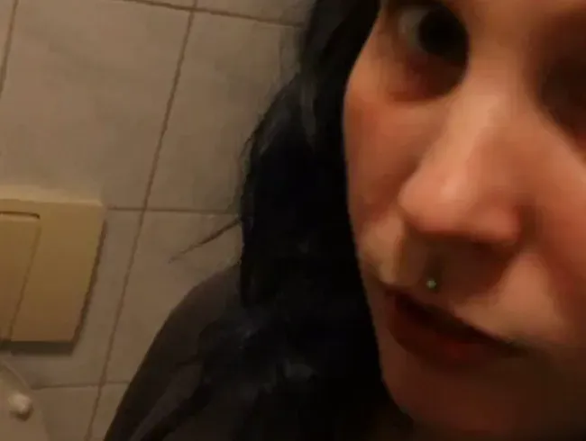 Bei den Schwiegereltern auf Toilette gehen. kommst du mit?