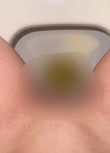 Geiles abwischen nach dem Pissen. Schön feuchtes Toilettenpapier