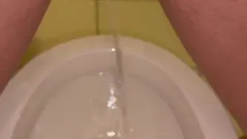 Im stehen ins Klo rein pissen bis es schäumt