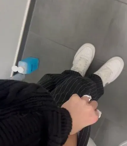 Pissen im stehen auf der Arbeit mit nicht abgeschlossener Tür