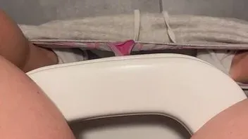 POV - Pissen aus meiner Sicht, mit Toilettenpapier abwischen