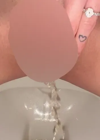 Richtig geile Pissaufnahme mit gespreizter Pussy