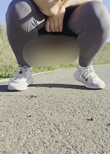 Schön in Leggins auf den Feldweg gepisst