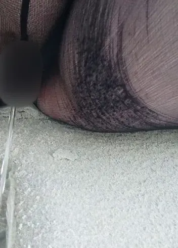 Pissen Pipi am Stand in Nylons beach Outdoor