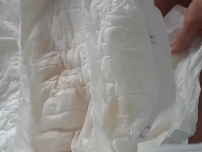 Nach dem aufstehen in doppelte windel gepinkelt und Muschi befriedigt