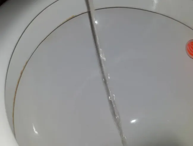 Im stehen ins Klo gepinkelt