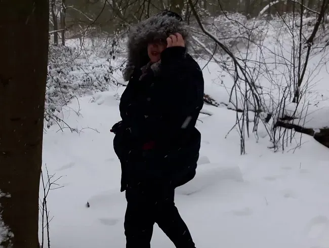 pinkeln im hohen Schnee