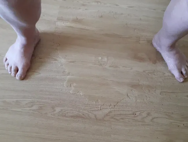 Pissen beim Glasdildo ficken