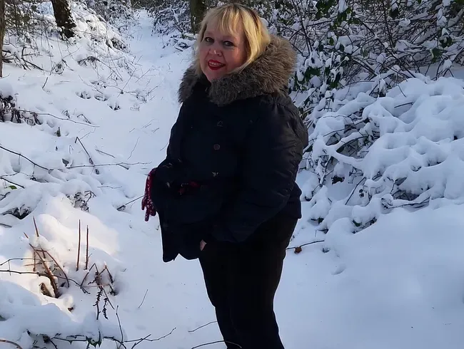 Pissen im hohen Schnee