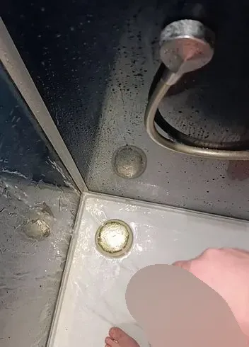 Im Doppelstrahl gepisst...schau dir die Rohrentleerung an ;)