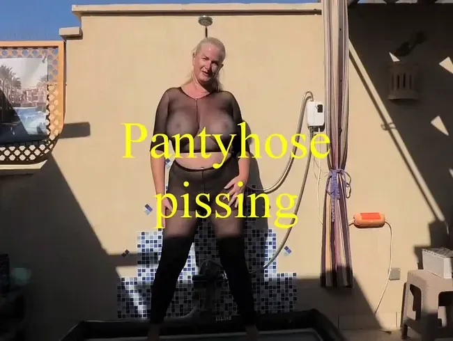 in die schwarze Strumpfhose gepinkelt