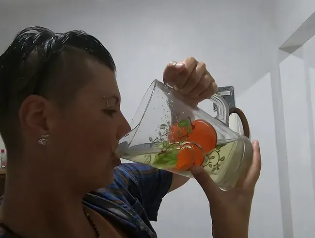 Einen Liter Pipi-Limonade, wir trinken unsere Pisse aus einem Krug