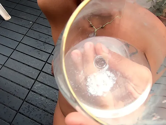 Sie wollte auf der Terrasse einen Sperma- und Piss-Cocktail trinken