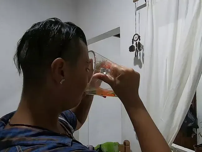 Zusammenstellung unserer Videos. Pisse trinken aus Glas #2