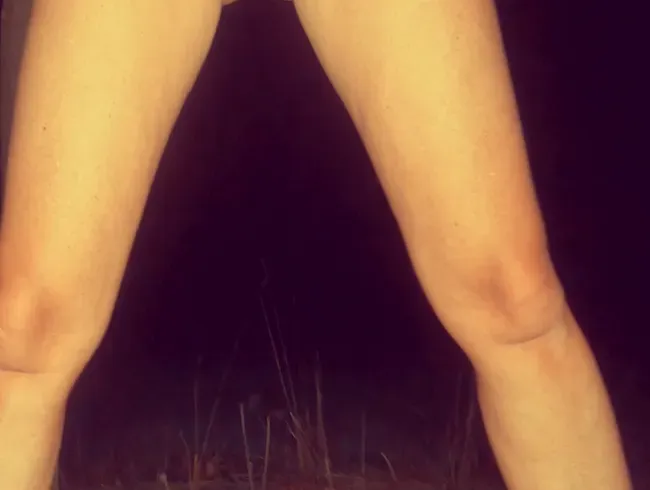 Auf einem öffentlichen Parkplatz gepisst