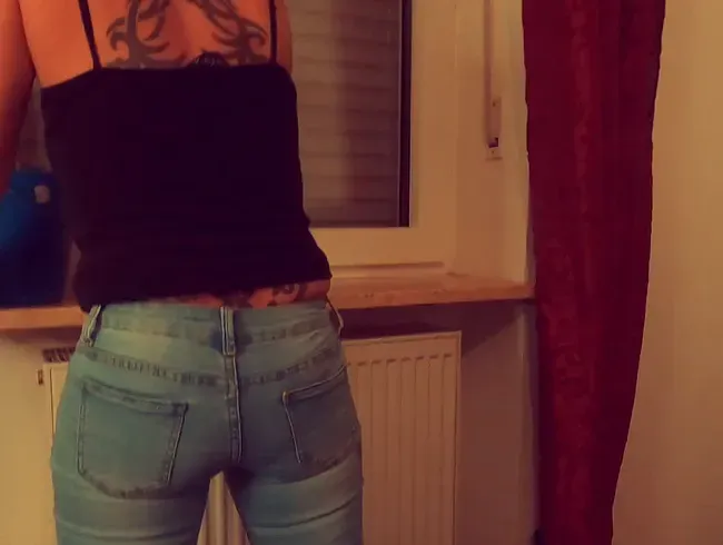 Beim Fenster putzen in die Jeans gepisst