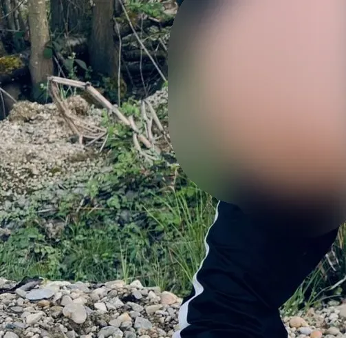 beim Spaziergang gepisst