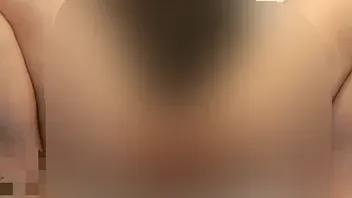 Goldenshower, sieh mir zu wie ich mich mit meinem Goldenensaft dusche