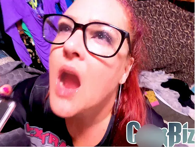 Mach jetzt sofort den Mund auf, Schlampe! Ich muss ganz dringend pinkeln