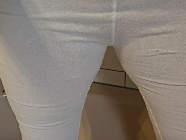 In weiße Leggins pissen
