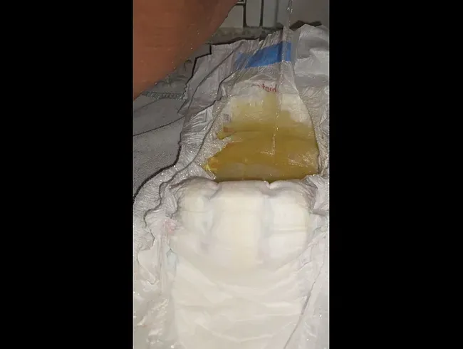 Windel voll pissen  - mehrmals