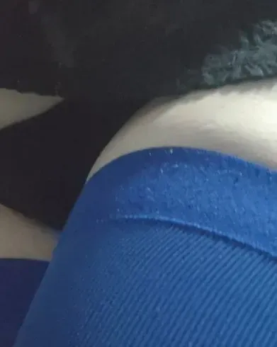 Frisch rasiert Gepinkelt! Geil in Kompressionsstrümpfen // Video 020