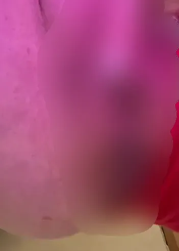 Pissen in rosa Höschen