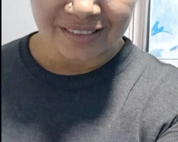 Ich lasse meinen Urin in die Toilettenschüssel laufen.