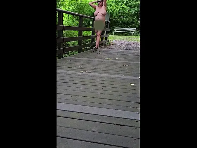 Die Challenge: beim Pissen muss das Kleid weg