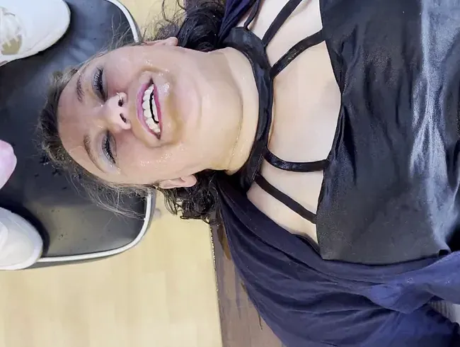 Auf dem Esstisch Männerpisse abgeschluckt.