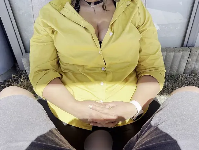 Auf der Terrasse schönen Pissblowjob bekommen, geil!