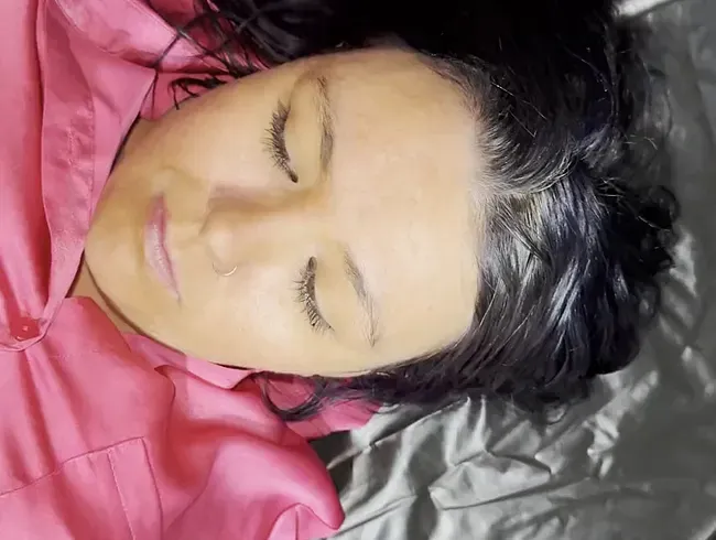 Laying on a piss-pillow! (auf dem Piss-Kissen vollgestrullt)