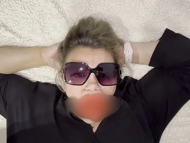 Mit Gummi-Lippen Pisse trinken? Geht!