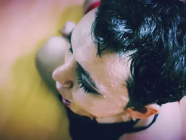 Piss mich voll mit deiner heißen Pisse und vergiss die Haare nicht!!!