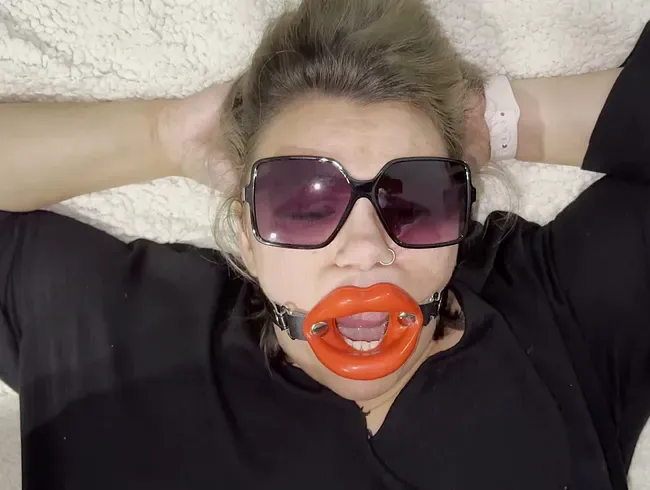 Rote Lippen vollgepisst