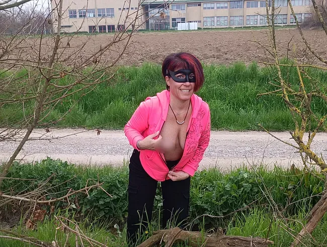 Im Freien in den Mund pinkeln – Erste Wassersportarten in der Öffentlichkeit und das Risiko, erwischt zu werden!