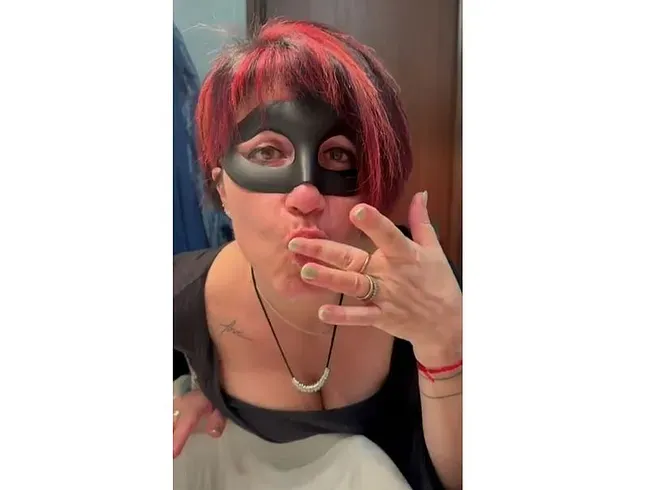 Mundurinmaske über Waschbecken - Ich lasse mich gerne als menschliche Toilette benutzen!