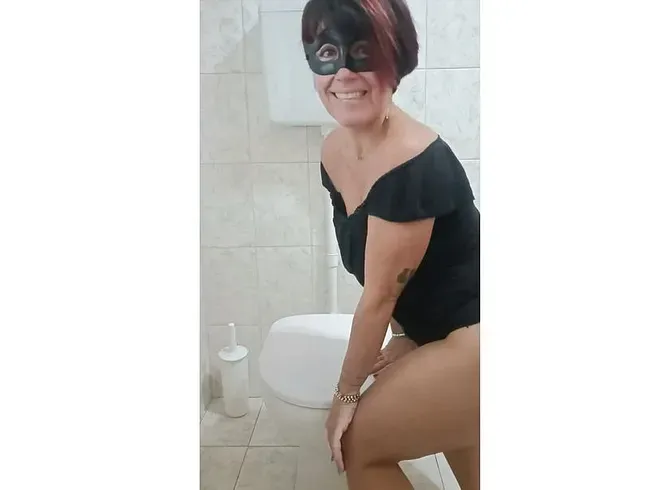 Sinnliches Pinkeln und Entblößen auf der Toilette. Pinkeln macht mich besonders geil!
