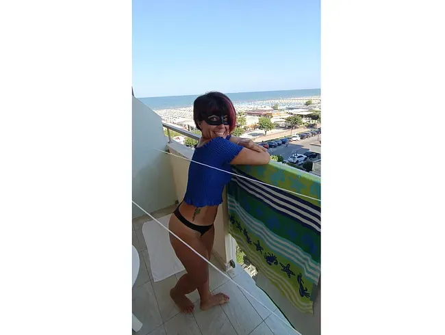 Verrückter Goldener Regen, Exhibitionismus, Urinieren auf den Schwanz und feuchter Blowjob auf dem Balkon!