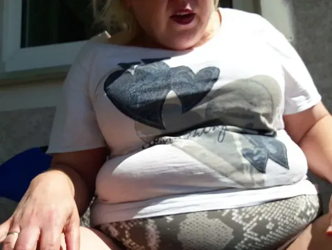 abpissen auf dem Balkon